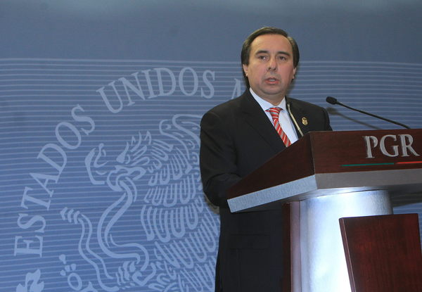 Fiscalía mexicana logra otra orden de arresto para exjefe del caso Ayotzinapa - MarketData
