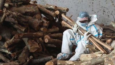 Coronavirus en India: las piras funerarias que tuvieron que improvisar por la devastadora crisis de coronavirus que atraviesa el país