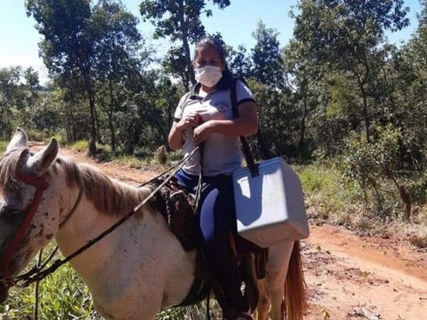 Médicos y enfermeras recorren a caballo para atender a pacientes