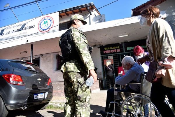 Vacunaron “solo por hoy” a mayores de 75 años que no estaban agendados - Nacionales - ABC Color