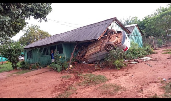 Tatáre, incrustó su auto por zaguán de una casa. Ndaipori omanova, pero le costará 10 palenques