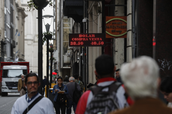 El dólar estadounidense vuelve a trepar en el mercado informal de Argentina - MarketData
