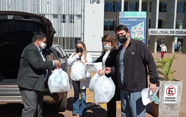 Fiscal entrega en donación 100 mascarillas con reservorios al hospital de IPS