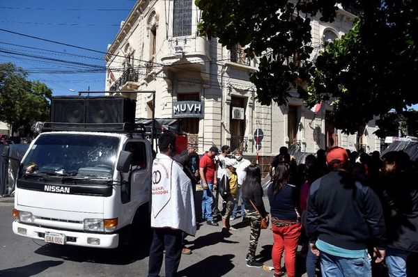 Manifestantes levantaron campamento frente al MUVH - Nacionales - ABC Color