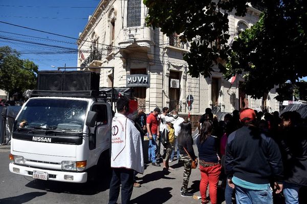 Manifestantes levantaron campamento frente al MUVH  - Nacionales - ABC Color