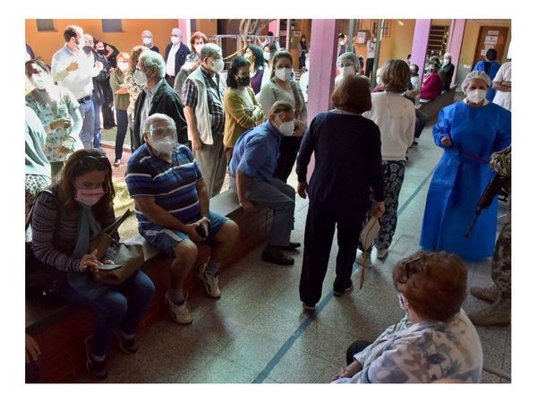 Abuelos formaron fila desde la mañana por la vacuna anticovid