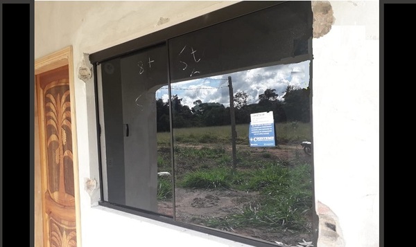 A compatriota que labura en Chile y construye su casita aquí, le robaron las rejas de la ventana