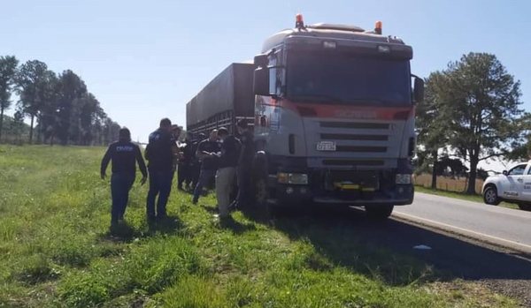 Robaron un tractocamión en Coronel Oviedo - Noticiero Paraguay