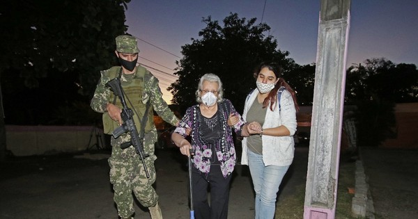 La Nación / Salud admite que vacunó a personas no agendadas y promete que no volverá a suceder