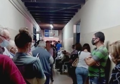 Hospital de Trinidad: Agendados esperaron varias horas y se vacunarán mañana - C9N