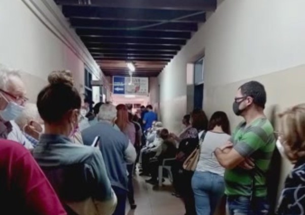 Hospital de Trinidad: Agendados esperaron varias horas y se vacunarán mañana - C9N