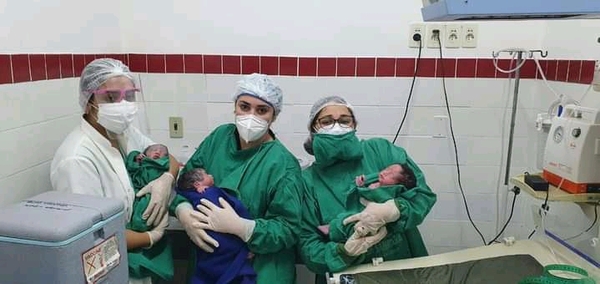 Pareja y médicos esperaban a mellizos pero se llevaron la sorpresa cuando apareció un tercer bebe’i