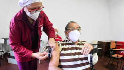 Médico insta a inmunizar a los 600 mil adultos mayores para junio a más tardar | El Independiente