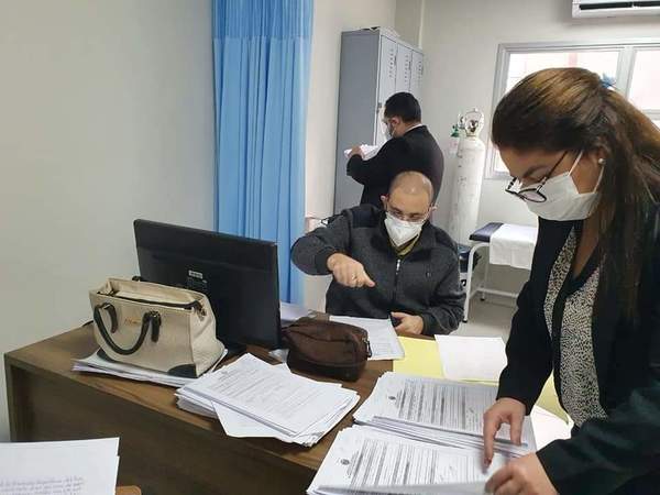 Fiscales se constituyen en hospitales para investigar posibles irregularidades en la vacunación | Ñanduti