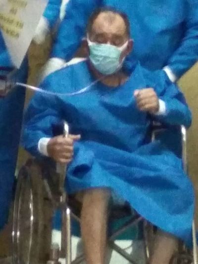Don Joel Oviedo, ganó otra batalla al covid y salió de alta de terapia intensiva  - Nacionales - ABC Color