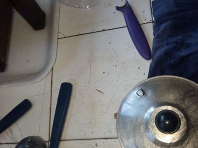Clavó cuatro veces a su esposa por salir "sin su permiso"