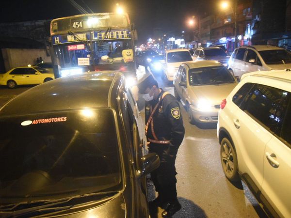 Militares y policías realizan controles en las calles