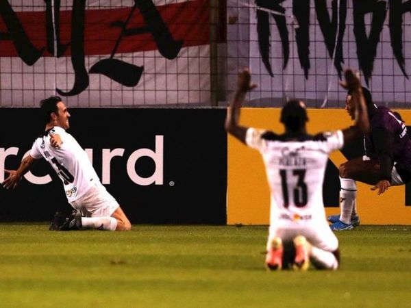 Liga de Quito castiga ineficacia y vence a Vélez