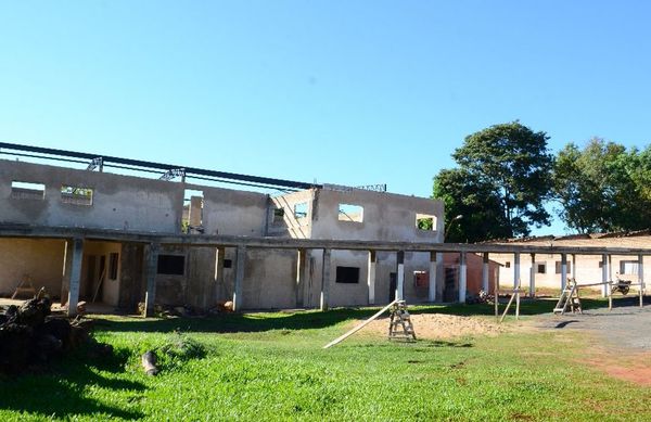 Obras de ampliación de hospital se inició hace seis años y ahora paró - Nacionales - ABC Color
