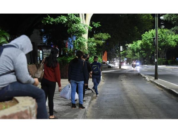 Pasajeros quedaron varados en primer día de las restricciones