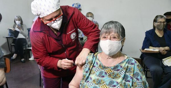 Ante el bajo número de registrados, se vacunó ayer hasta a los no agendados - Nacionales - ABC Color