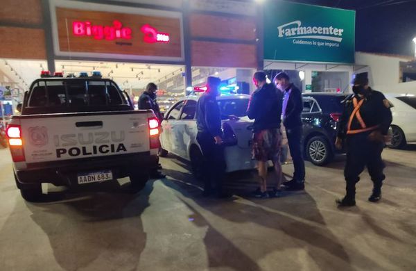 Cuestionan que la Policía haya obligado al cierre de supermercados anoche - Nacionales - ABC Color