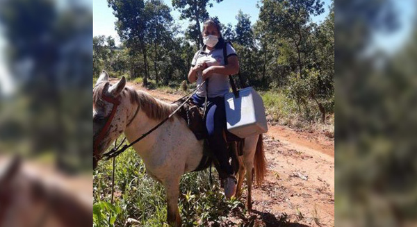 MÉDICOS Y ENFERMERAS RECORREN A CABALLO PARA ATENDER A PACIENTES