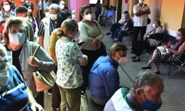 Aglomeración en Hospital de Trinidad: Problemas de comunicación provocaron confusión y caos en vacunación de adultos mayores