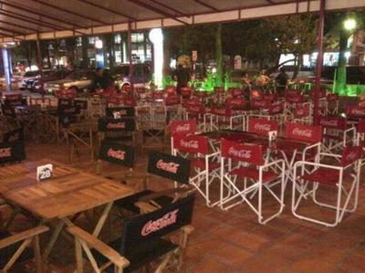 Varios locales gastronómicos abrieron después de las 20:00, pero resintieron bajón en flujo de clientes