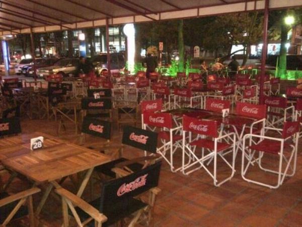 Varios locales gastronómicos abrieron después de las 20:00, pero resintieron bajón en flujo de clientes