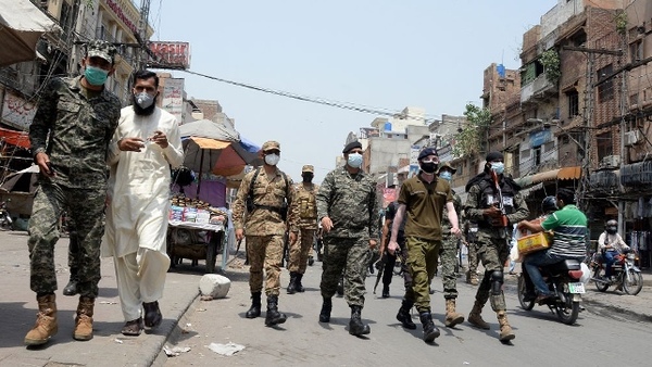 Pakistán reportó un récord de 200 muertes diarias y evalúa confinar algunas ciudades | .::Agencia IP::.