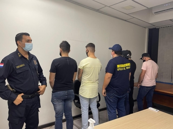 Migraciones expulsó del país a los integrantes del grupo musical brasileño “Rodrigo e Ravel” por ingresar clandes
