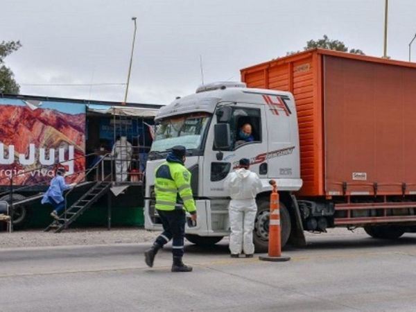 Camioneros paraguayos con PCR falso fueron rajados de Argentina