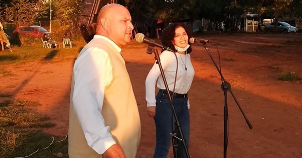 Freddy Valenzuela le llevó serenata a sus compañeros de la carpa en Itauguá