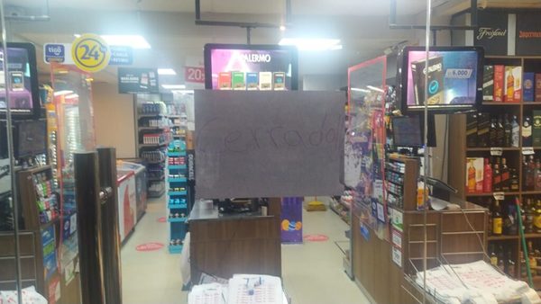 Denuncian que la Policía “amedrentó” a trabajadores de minimercados para que cierren sus puertas | Ñanduti