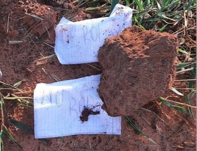 Crónica / Encuentran muertos a padre e hijo al lado de nota que decía "no robar"