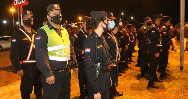 La Nación / Piden incluir a policías y militares en franja prioritaria de vacunación