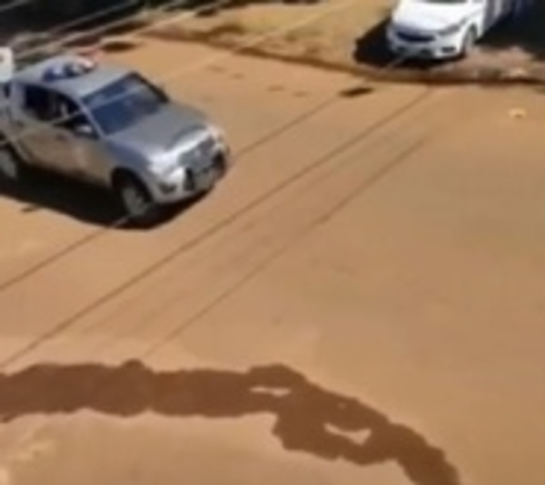 Camioneta atropella barrera en Brasil y persecución acaba en Paraguay - Paraguay.com