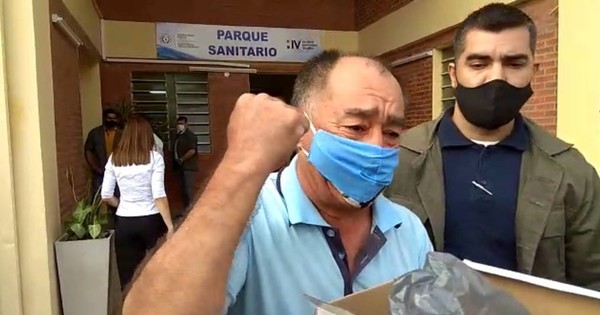 La Nación / Don Joel Oviedo recibe alta médica de UTI en su cumpleaños
