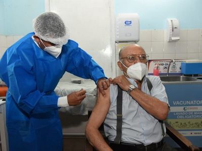 Sin temor a informes falsos, los abuelos dan el ejemplo para  vacunarse contra el Covid 