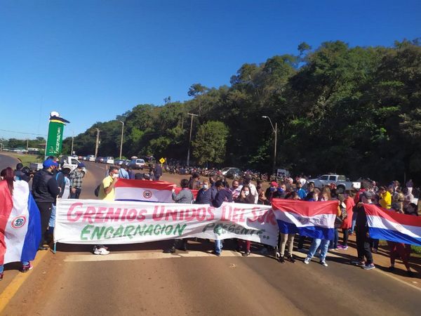 Trabajadores de frontera bloquean ruta en Encarnación