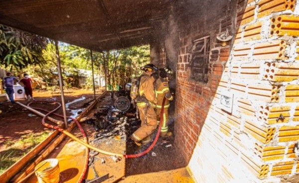 Familia queda sin vivienda tras voraz incendio