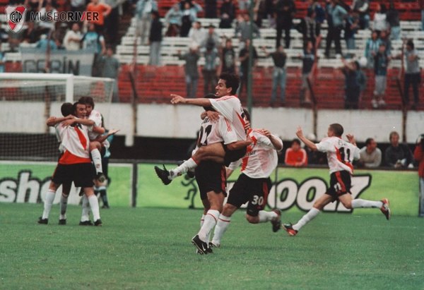Versus / "¡Por Dios hacelo Cuevas!": A 19 años del golazo monumental de "Pipino" en River