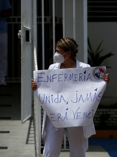 Enfermeras de Panamá protestan con una huelga contra su inestabilidad laboral - MarketData