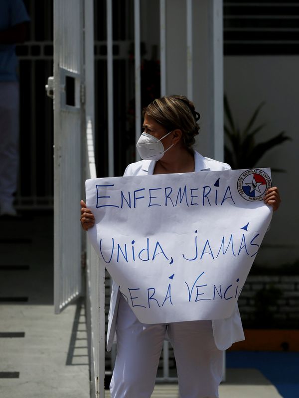 Enfermeras de Panamá protestan con una huelga contra su inestabilidad laboral - MarketData