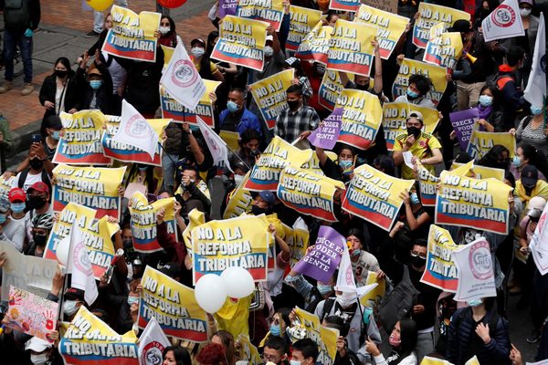 Miles de colombianos toman las calles en protesta contra reforma tributaria - MarketData
