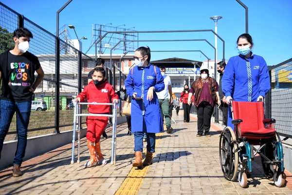 Multiviaducto de CDE: Realizan prueba del paso peatonal inclusivo