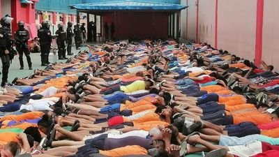 Cuatro muertos y 12 heridos tras un amotinamiento de reos en una cárcel de Ecuador