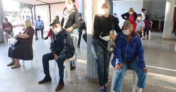 La Nación / Vacunación en Barrio Obrero: tras aglomeración de abuelos, hoy pocos se presentaron