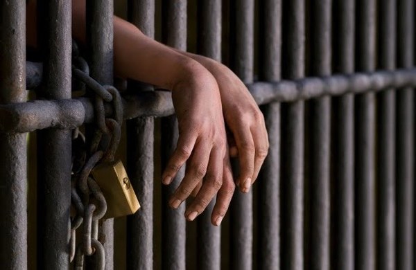Condenan a 13 años de cárcel a chófer de transporte escolar que abusó de una niña - Noticiero Paraguay